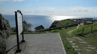 岩に刻まれた歌碑です