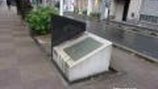 山手線沿いの遊歩道の中にあります。