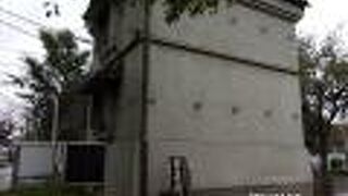 染井の里の門と蔵のある広場にあります。