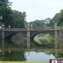 二重橋と伏見櫓とともに皇居の記念撮影の場となっています。