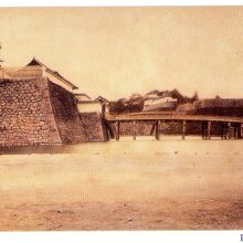 正門石橋の前身は、木製の橋でした。明治初期の写真です。