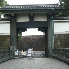 北桔橋門を北から見ています。門の奥に見える石垣は、天守閣です