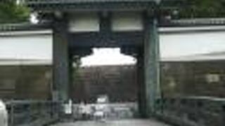 北桔橋門は、皇居の北側の門で、有事の際には、橋を跳ね上げて防御を強化する設計になっています。