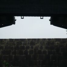 北桔橋門の上部の門柱です。跳ね上げ用の金具が付けられています