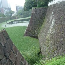 北桔橋が跳ね上げられた後は、深い濠により防御が固まります。