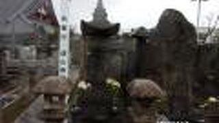 巣鴨の本妙寺の墓所にあります。