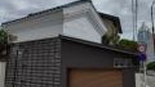 明治末期に北方文化博物館の七代目伊藤文吉氏が取得した建物を利用した博物館