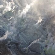 ロープウェイの窓から見る景色は迫力ある、地球は生きていると感じる景色です