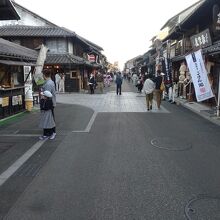お土産屋が並ぶ通り