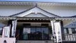 毛利元就を始めとする毛利一族やその居城だった郡山城の関係を紹介