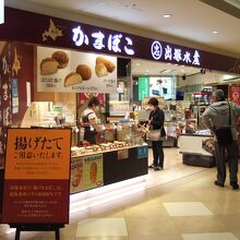 いろいろな種類のかまぼこが並びます