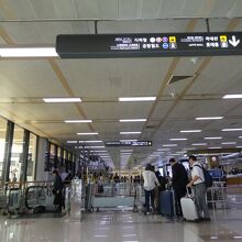 鉄道アクセスはこの到着階エスカレーターを下りて金浦空港駅へ