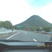 飯野山(讃岐富士) 　高速道路で、段々近くなると鮮やかな緑の讃岐富士が！
