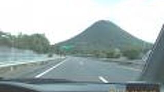 飯野山(讃岐富士) 　高速道路で、段々近くなると鮮やかな緑の讃岐富士が！