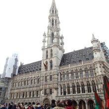 グランプラスの西側に面して建つ市庁舎