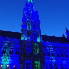 大音量の音楽と共に色が次から次へと変わります。