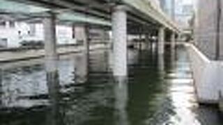 圧迫感があって暗い雰囲気の川でした