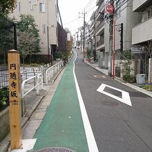 比較的急勾配の坂道