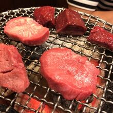 手前が牛タン、奥レバー