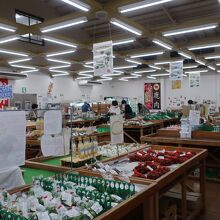 新鮮な野菜やフルーツ、加工品などが販売されています