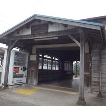 駅舎入口。無人駅です