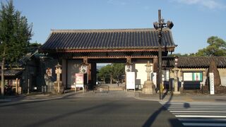 東寺の門で京都駅に一番近い