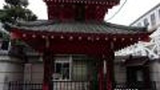 赤門と言われる山門があります。