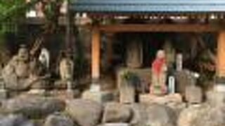 お地蔵さんが並ぶ