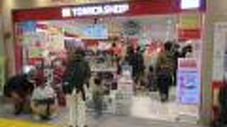 車を組み立てているところも見られます