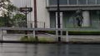 東京証券取引所の前に道路名標識あり