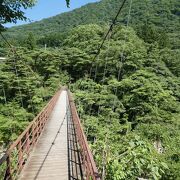 ちょっと古そうな吊り橋。