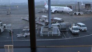 搭乗前にソフトドリンクで一服。