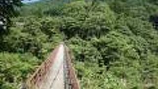 ちょっと古そうな吊り橋。