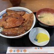 古いカーナビで、電話番号検索だと辿り着けないので注意!　ぶた丼は行列必至なので時間に余裕を持っていきましょう。