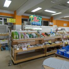 スーパーみたいな小洒落た感は有りません。販売所です(笑)