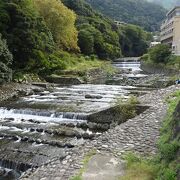 箱根湯本から箱根登山鉄道やケープルカーを乗っていても樹々の間から見えるのは早川です。