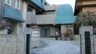 境内に入ると石造りの変わった塔が立っていました