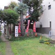 路地に対してお社と鳥居が直角に建てられいました