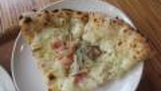 富良野チーズ工房でピッツァの軽食～10月下旬ころ外の紅（黄）葉がきれい