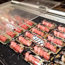 店先に並ぶお寿司。美味しそう