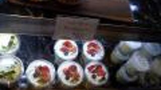 カップにはいったロールケーキやシュークリーム