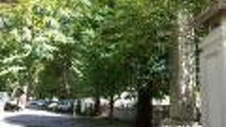 参道には神輿蔵が並んでいます。