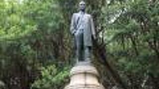 中山堂にある銅像