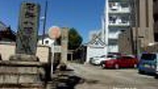 赤札仁王で有名な東覚寺に隣接しています。