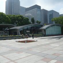 和田倉噴水公園レストランを内堀通り方向から見ている写真です。