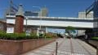 橋の途中に実物の車輪があります。