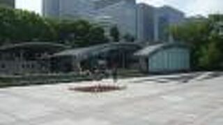 和田倉噴水公園レストランは、和田倉門跡の公園の中にあります。噴水のすぐ傍です。