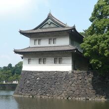 和田倉噴水公園レストランの前は、皇居がありますので便利です。