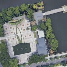 公園は、和田倉濠、内堀通り、行幸通りに囲まれた四角形です。