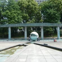 和田倉噴水公園の北側の噴水です。ほぼ平坦な公園です。